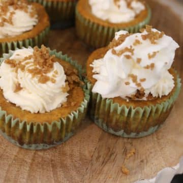 These-Mini-Pumpkin-Cheesecakes-are-a-perfect-addition-to-your-Thanksgiving-dessert-table.