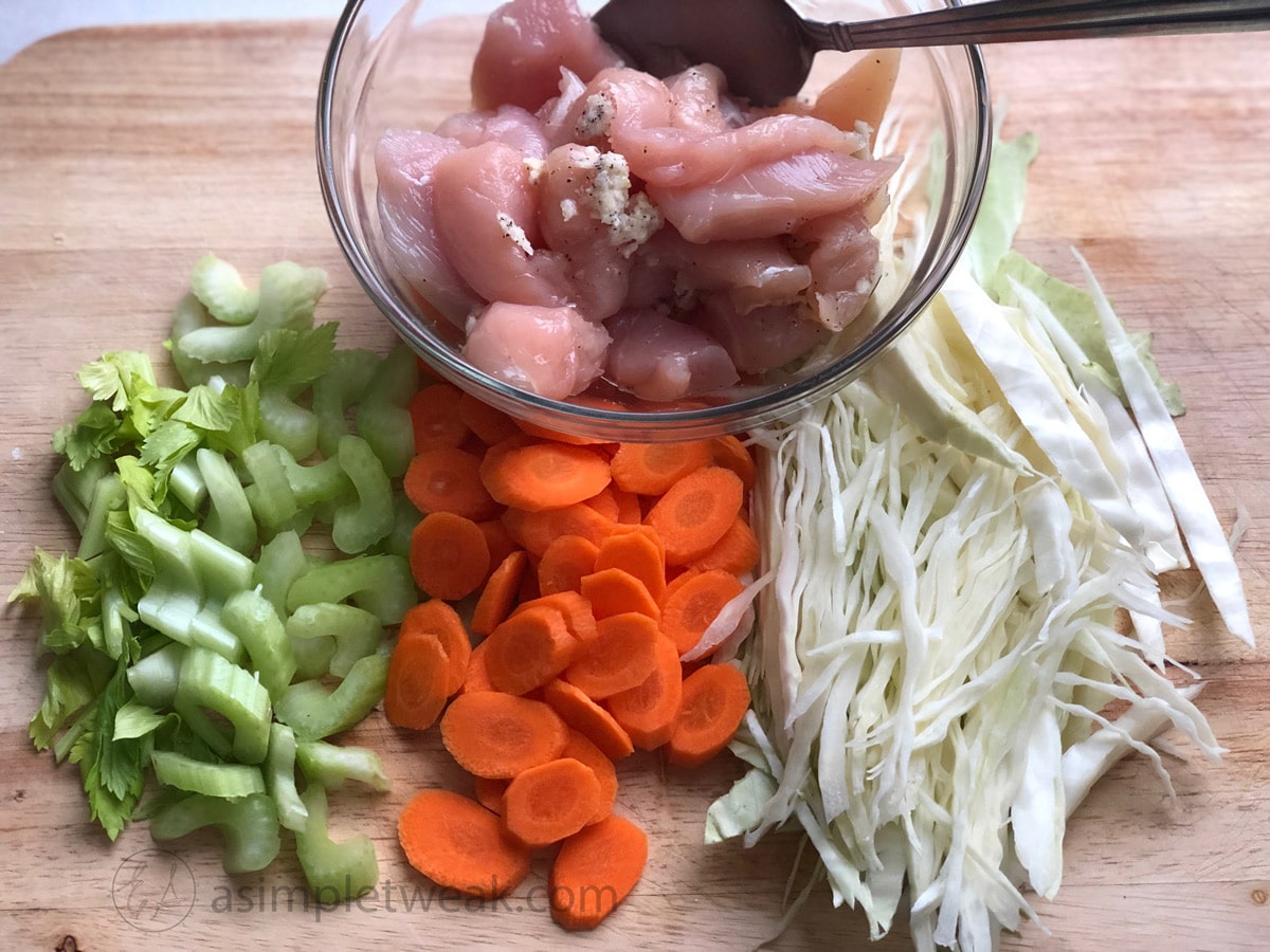 Cut the chicken tenderloin in bite-size pieces. Then, season with garlic, salt, and black pepper. Cut the chicken tenderloin in bite-size pieces. Then, season with garlic, salt, and black pepper.