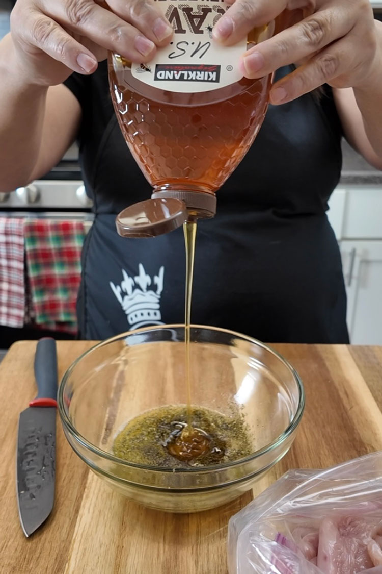 Prepare the marinade: In a medium bowl, combine the lemon, olive oil, Italian seasoning, garlic powder, salt, pepper, and honey, and mix well to combine.ย In-a-medium-bowl,-combine-the-lemon,-olive-oil,-Italian-seasoning,-garlic-powder,-salt,-pepper,-and-honey,-and-mix-well-to-combine