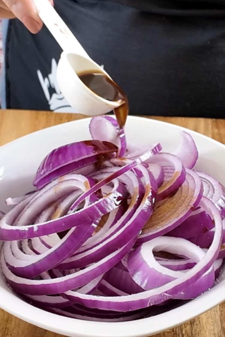 Slice-the-onion-into-rings-and-add-a-tablespoon-of-balsamic-vinegar-or-any-preferred-vinegar