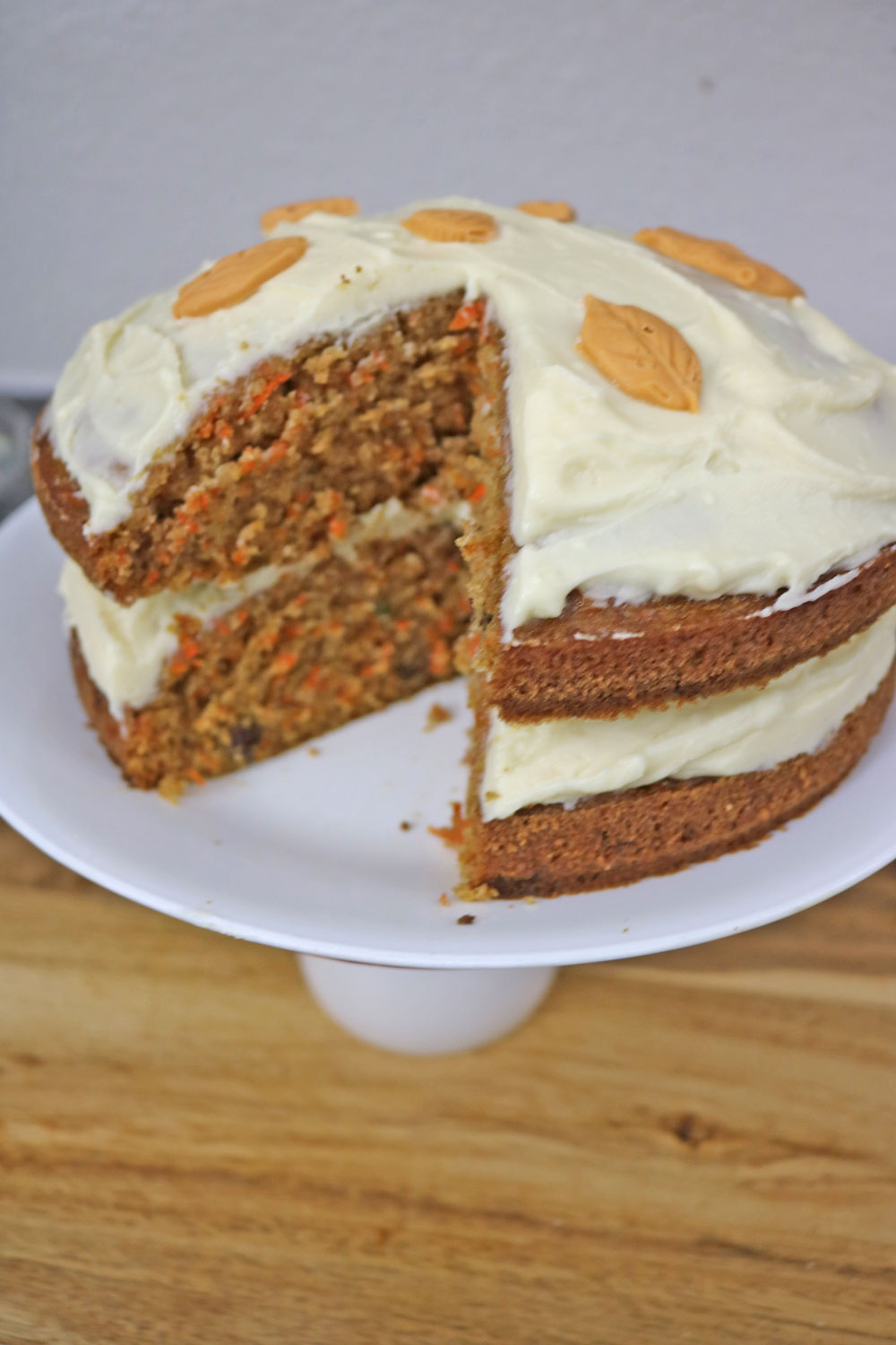 Carrot cake is a classic dessert that many people love for its moist texture, subtle sweetness, and a delightful hint of spice. EASY-CARROT-CAKE-Moist,-perfectly-spiced,-and-finished-with-a-delicious-cream-cheese-frosting.