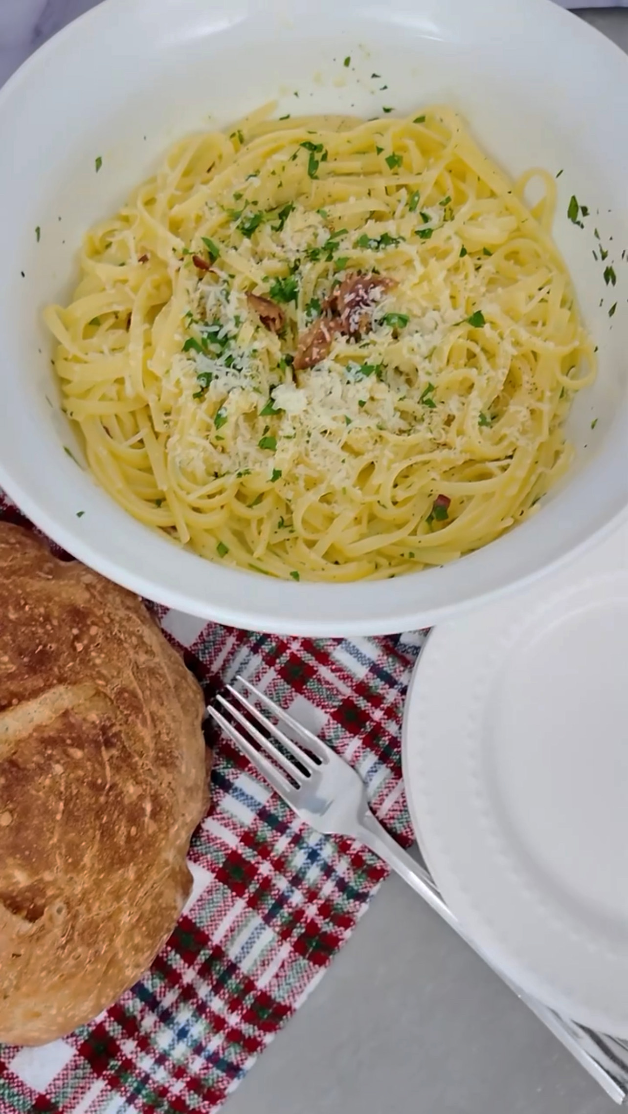 This dish is made with creamy and seasoned pasta and crispy bacon, resulting in a perfect balance of flavors. The carbonara recipe is perfect for a quick and easy dinner, and it only takes 30 minutes from start to finish. Pasta Carbonara Recipe