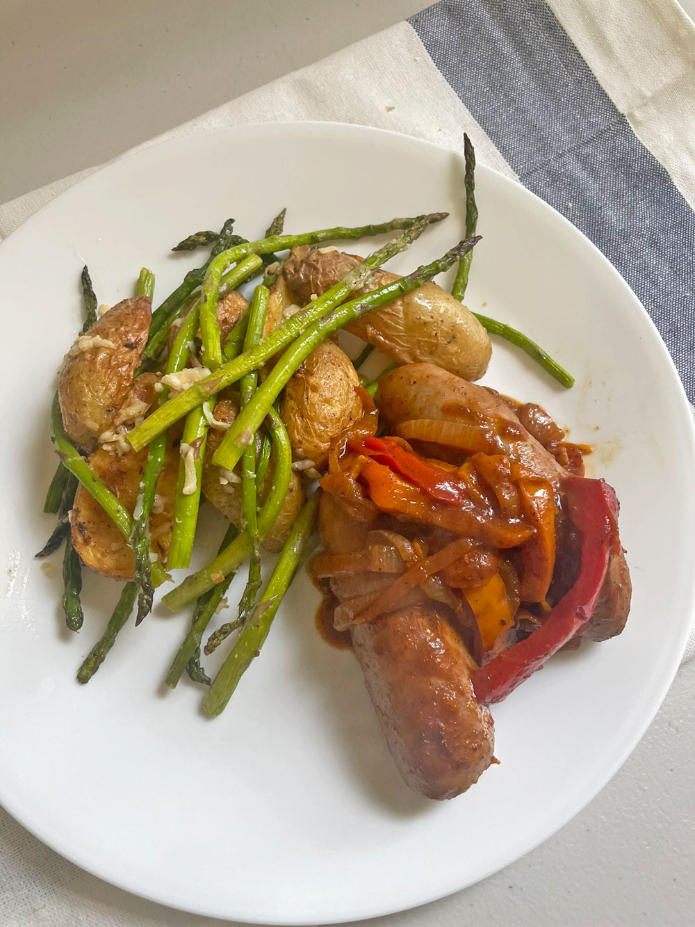 How-to-Make-Sausage,-Peppers,-and-Onions. Sausages-with-onions-and-peppers