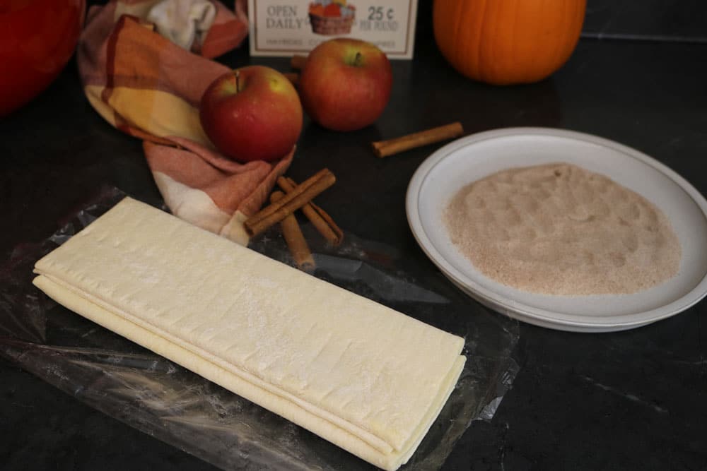 Making-these-apple-pastries-is-so-easy-and--It-takes-only-a-few-ingredients-and-minimal-effort-to-create-this-light,-crispy-treat. Making-these-apple-pastries-is-so-easy-and--It-takes-only-a-few-ingredients-and-minimal-effort-to-create-this-light,-crispy-treat.