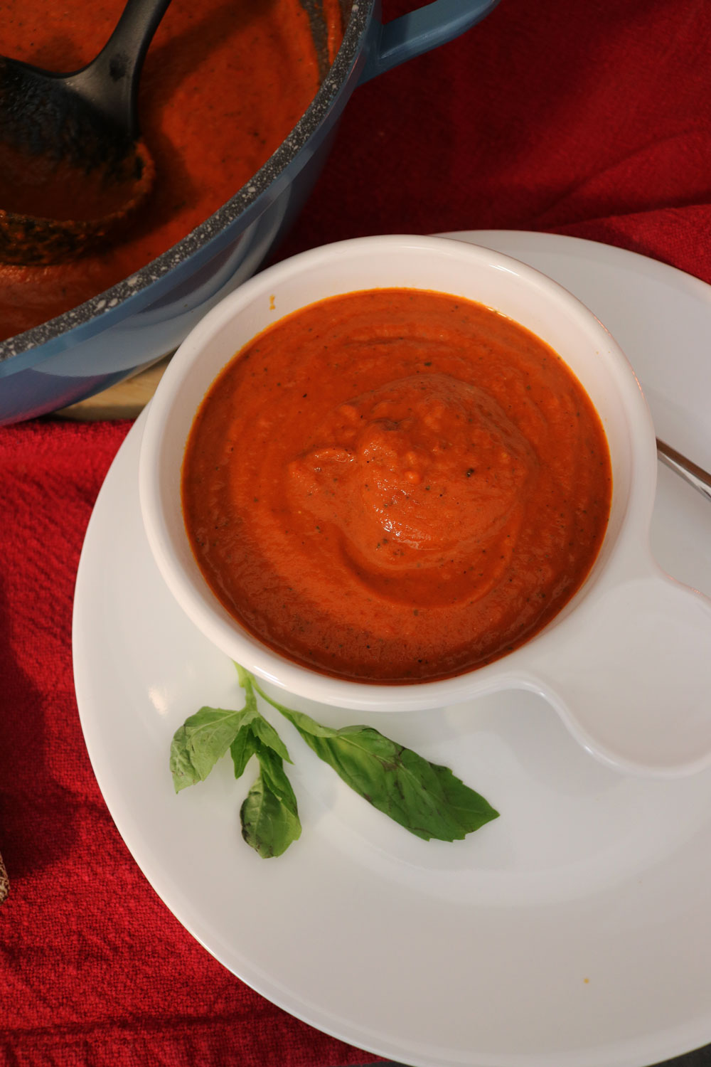 It's a simple, healthy recipe that combines the rich flavors of roasted tomatoes and red peppers, giving you a bowl of goodness that's both creamy and full of flavor. Easy-Roasted-Tomato-Red-Pepper-Soup